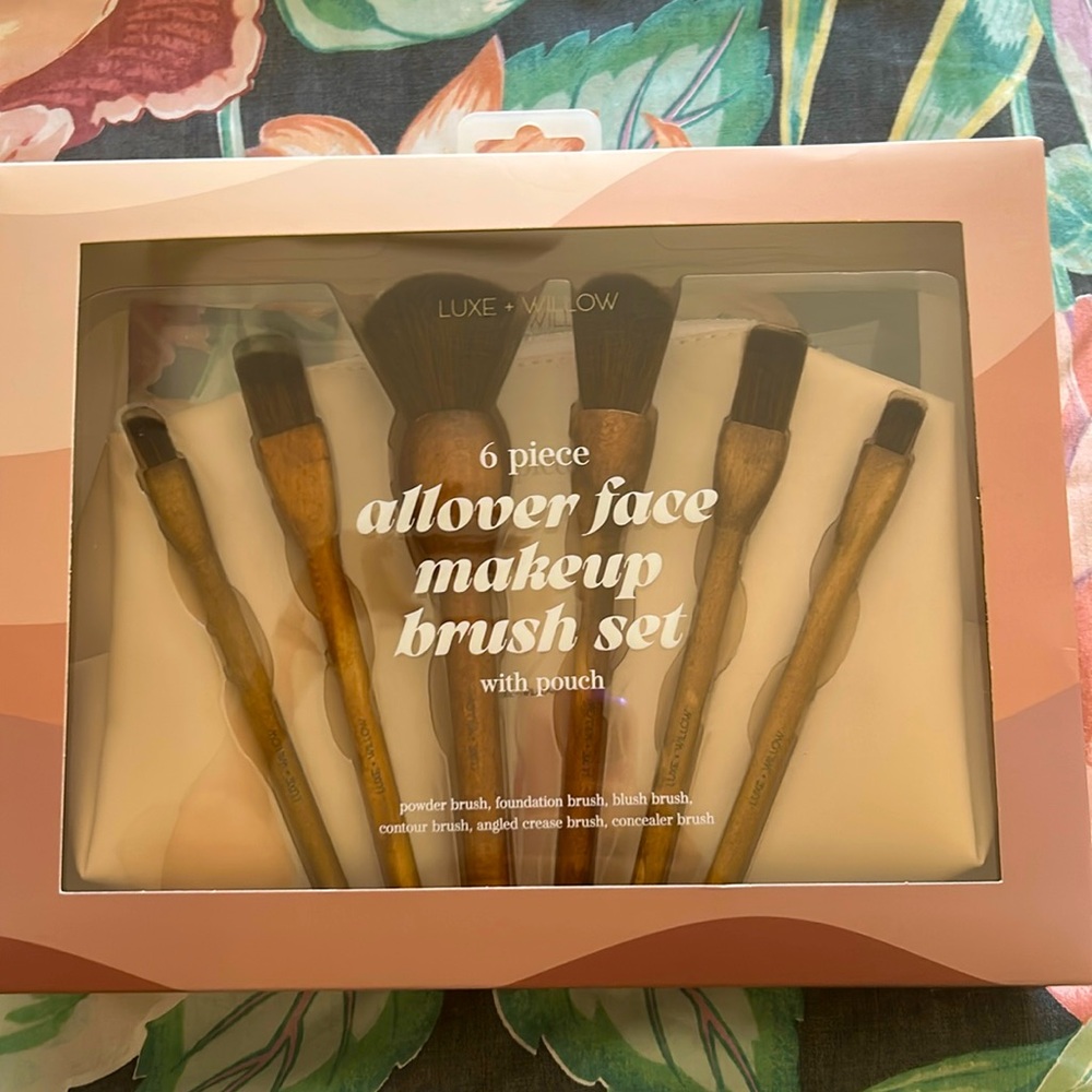 NWT Luxe & Willow 6 Piece Makeup Brush Set with Pouch